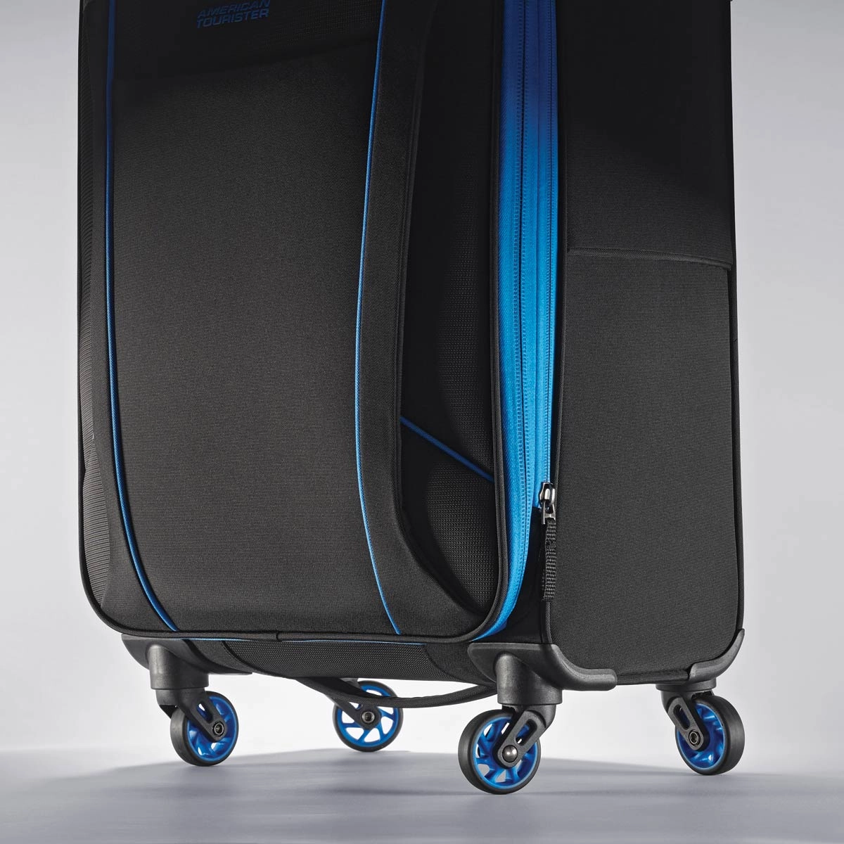 American Tourister Skylite Spinner Carry On