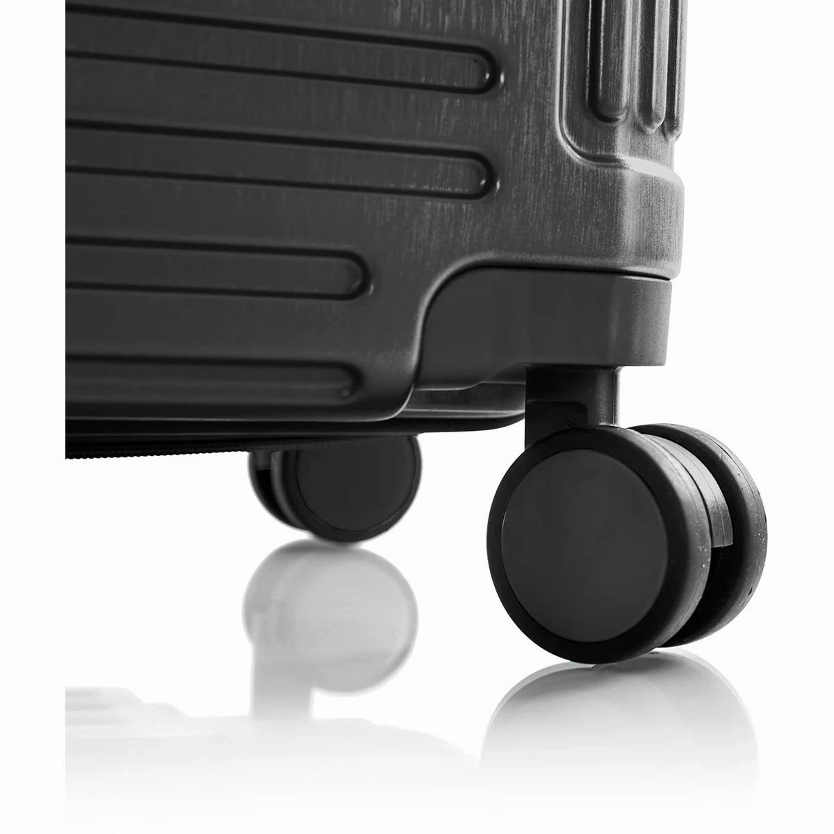 Heys EDGE 21" Expandable Carry On Spinner
