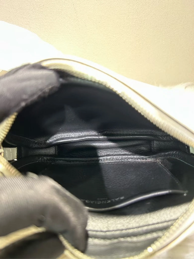 Pre-loved BALENCIAGA Everyday White Crossbody Bag