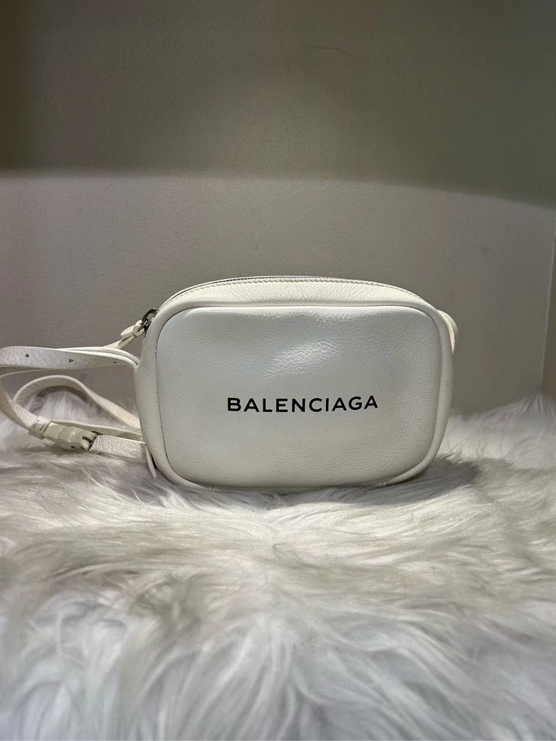 Pre-loved BALENCIAGA Everyday White Crossbody Bag