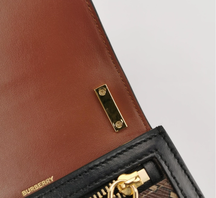 Preloved Burberry Robin crossbody Bag14*20*5cm brown 24011078572006