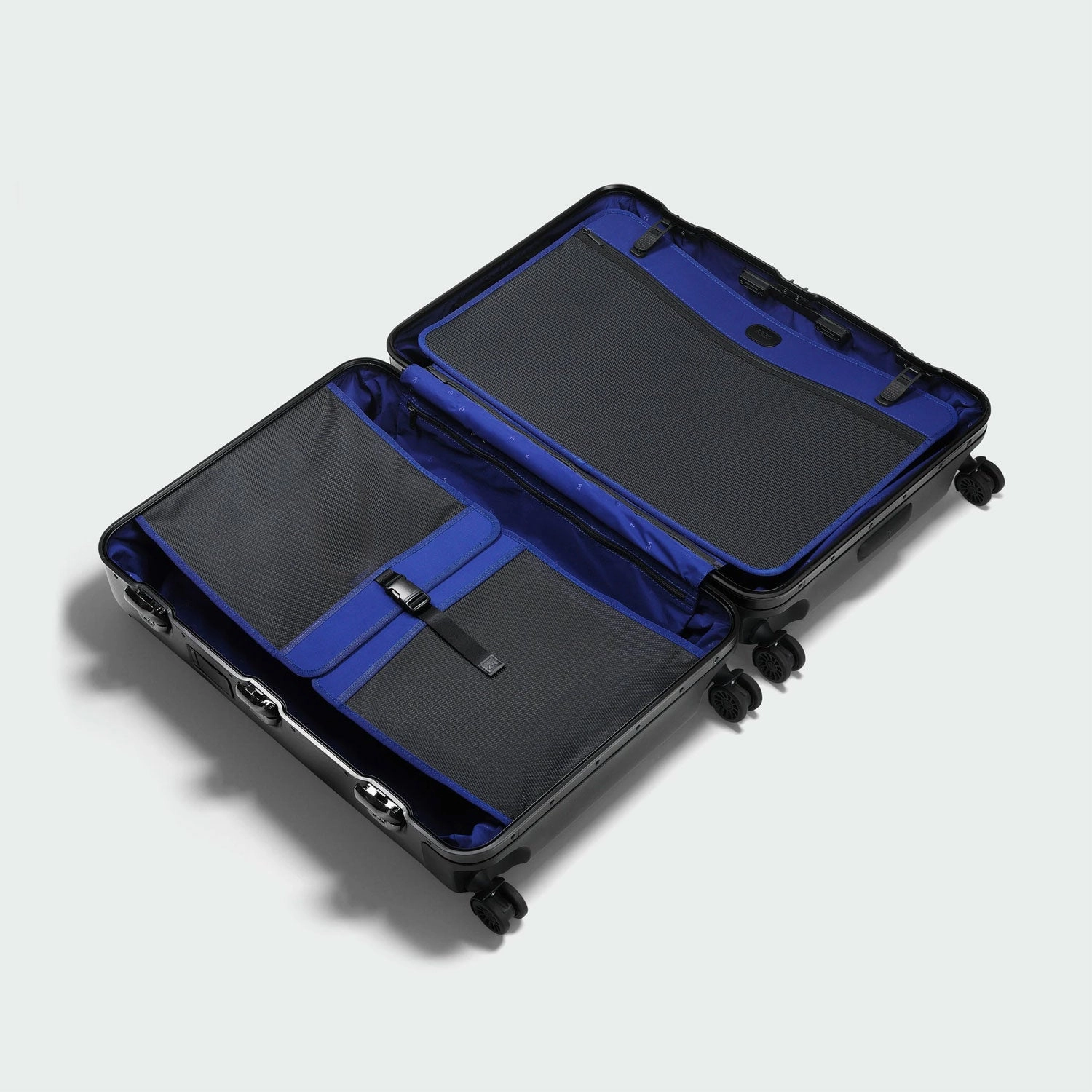 Zero Halliburton Pursuit Aluminum Large Travel Case